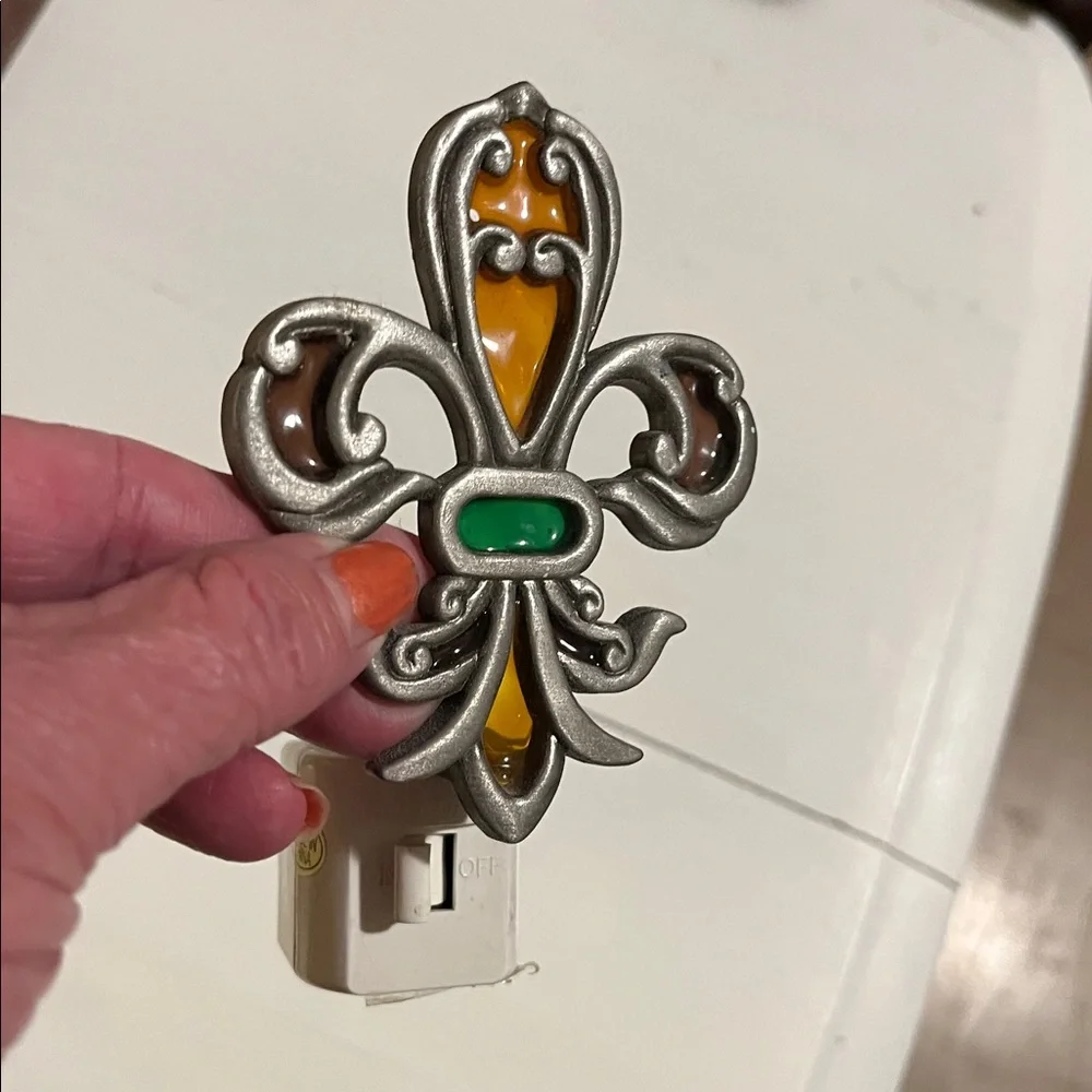 MCM NIGHT LIGHT Fleur-de-Lis with Amber Green Accents Vintage - No Call Outs VTG